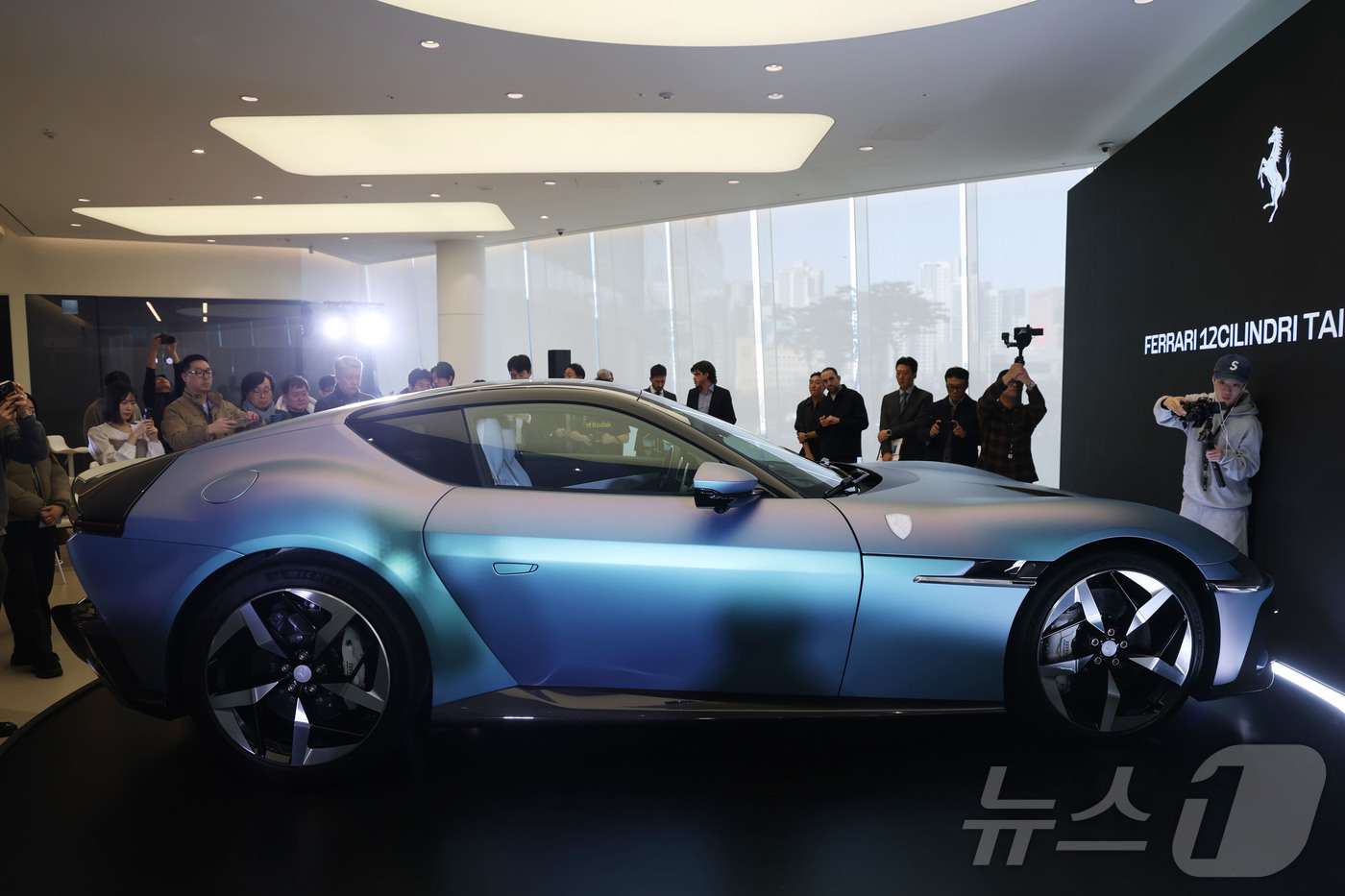 (서울=뉴스1) 이광호 기자 = 페라리가 19일 오후 서울 서초구 반포 전시장에서 한국 시장을 위해 특별히 제작된 세상에 단 하나뿐인 페라리 12 칠린드리 테일러메이드를 공개하고 …