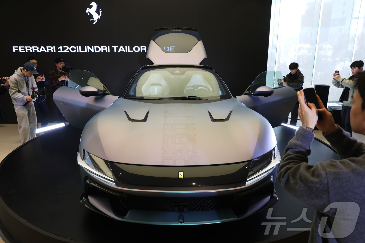 (서울=뉴스1) 이광호 기자 = 페라리가 19일 오후 서울 서초구 반포 전시장에서 한국 시장을 위해 특별히 제작된 세상에 단 하나뿐인 페라리 12 칠린드리 테일러메이드를 공개하고 …