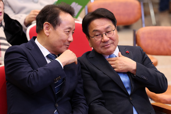 공청회서 대화 나누는 강기정 시장과 임택 동구청장