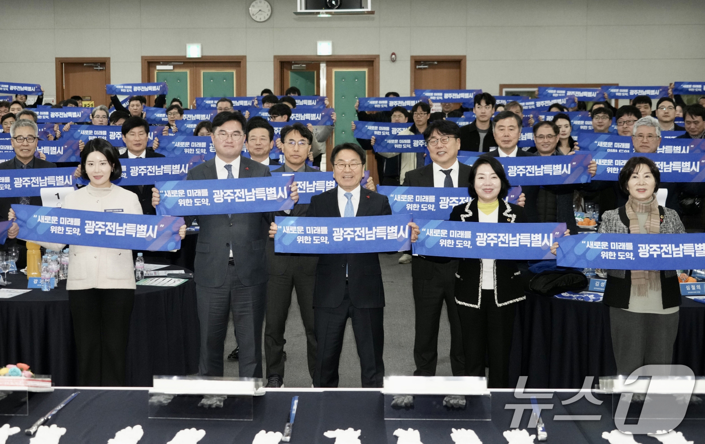 (광주=뉴스1) 이수민 기자 = 강기정 광주광역시장이 19일 광주테크노파크에서 열린 '2026 지산학연 거버넌스 신년인사회'에 참석해 참석자들과 기념촬영을 하고 있다. (광주광역시 …