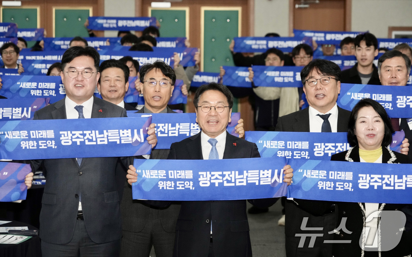 (광주=뉴스1) 이수민 기자 = 강기정 광주광역시장이 19일 광주테크노파크에서 열린 '2026 지산학연 거버넌스 신년인사회'에 참석해 참석자들과 기념촬영을 하고 있다. (광주광역시 …