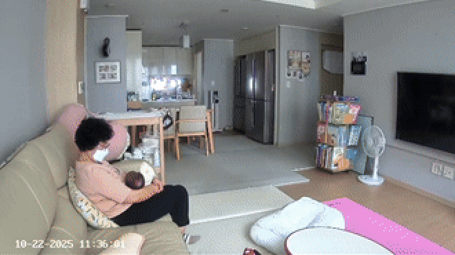 본문 이미지 - 산후도우미가 생후 한 달 아기의 뺨을 때리고 쎄게 흔드는 등 거칠게 대하고 있다. 출처=보배드림