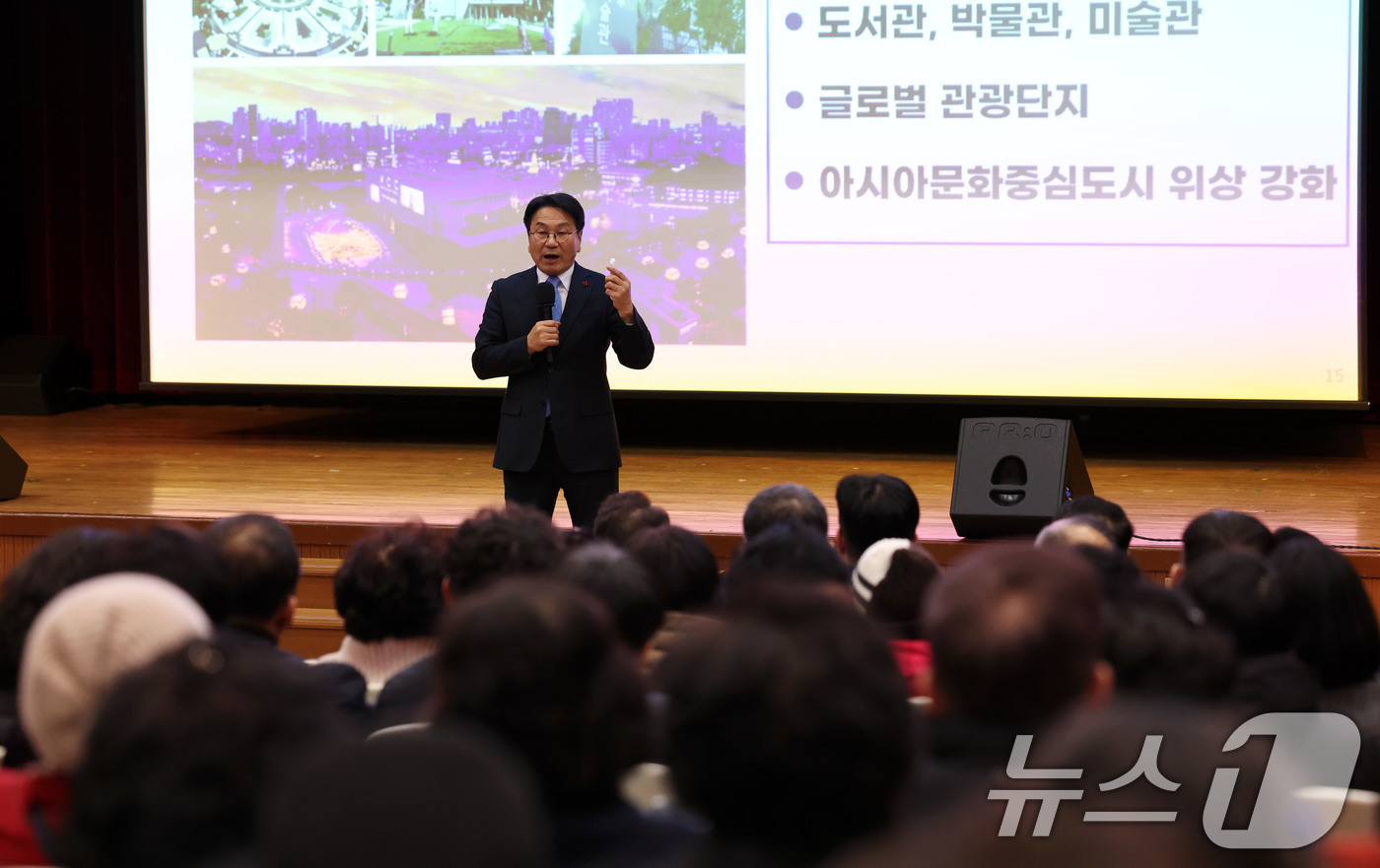 (광주=뉴스1) 이승현 기자 = 강기정 광주시장이 19일 오후 광주 동구청사 6층 대회의실에서 열린 광주·전남 대통합 동구 권역 시민공청회에서 행정통합에 대해 설명하고 있다. 20 …