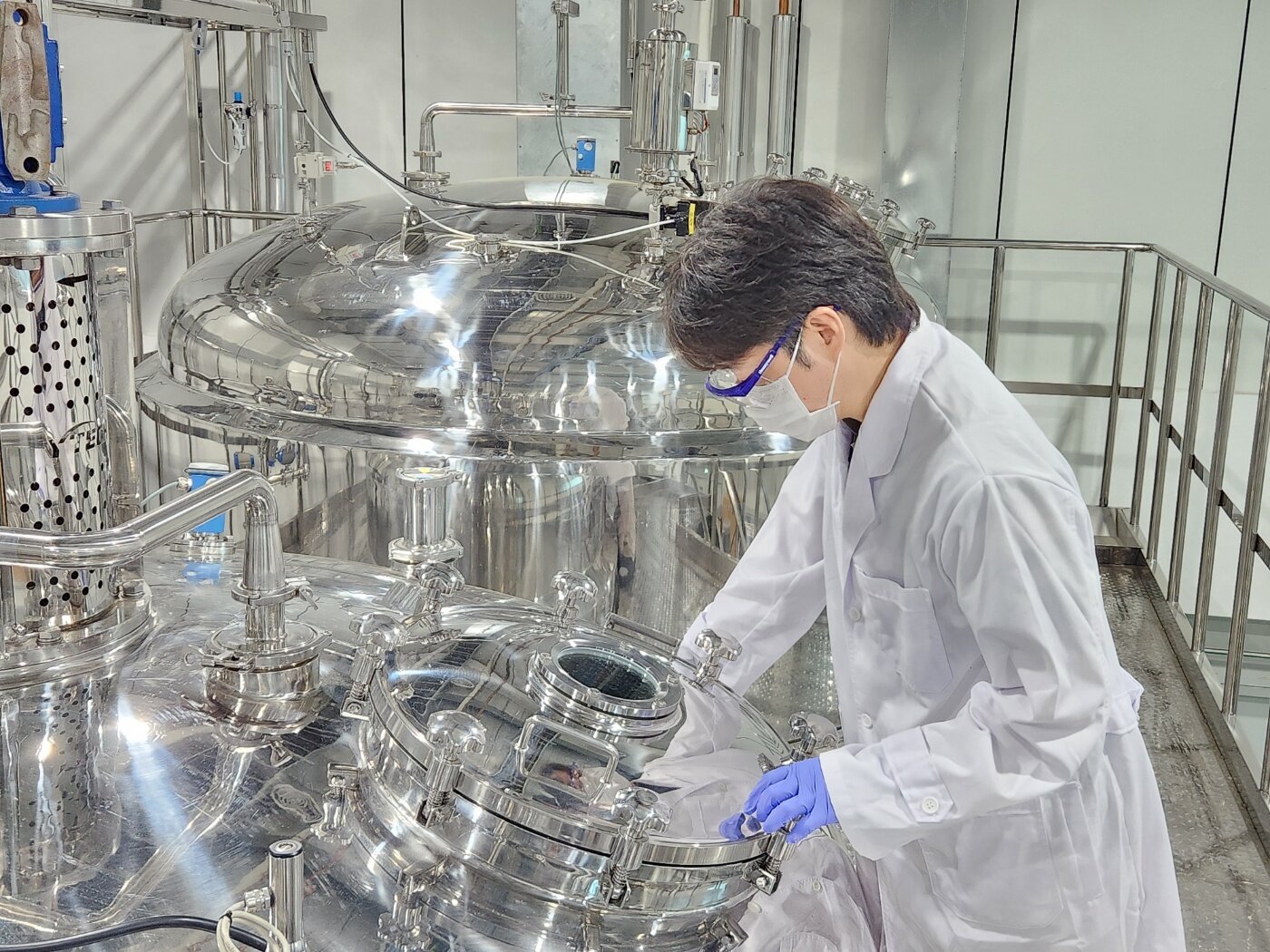 본문 이미지 - 지투지바이오 연구원이 생산시설을 살펴보고 있다.(지투지바이오 제공)/뉴스1