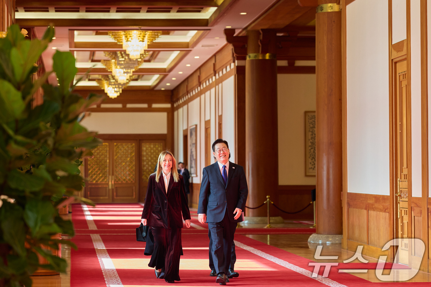 (서울=뉴스1) 허경 기자 = 이재명 대통령과 조르자 멜로니 이탈리아 총리가 19일 청와대에서 열린 한-이탈리아 공식 오찬에 입장하고 있다. (청와대 제공. 재판매 및 DB 금지) …