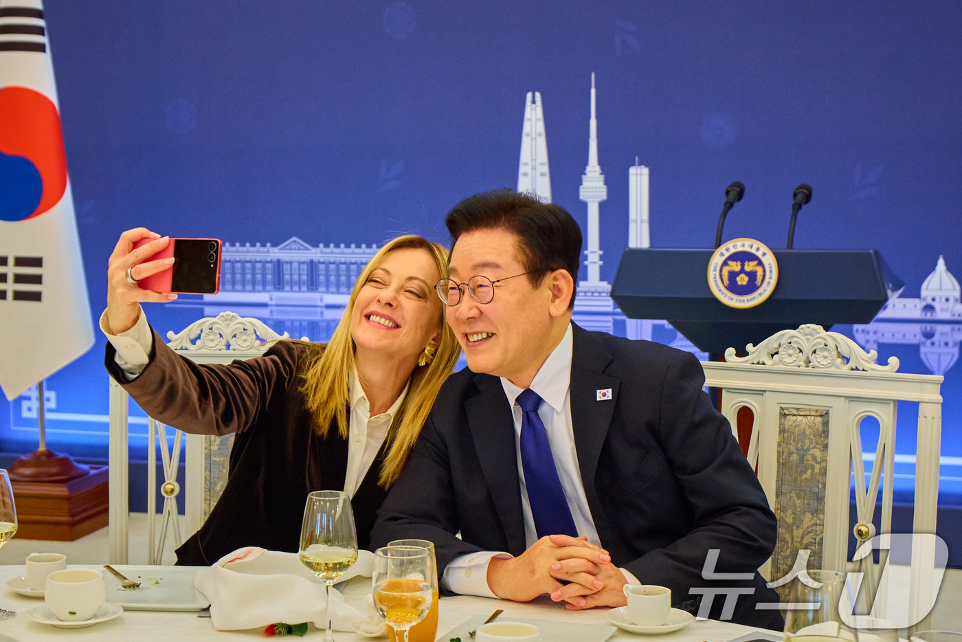 (서울=뉴스1) 허경 기자 = 이재명 대통령과 조르자 멜로니 이탈리아 총리가 19일 청와대에서 열린 공식 오찬에서 스마트폰으로 기념촬영을 하고 있다. 이 대통령은 이날 오찬 중 멜 …