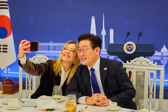李대통령, 멜로니 伊총리에 '분홍 Z플립' 깜짝 선물…즉석 셀카 화기애애