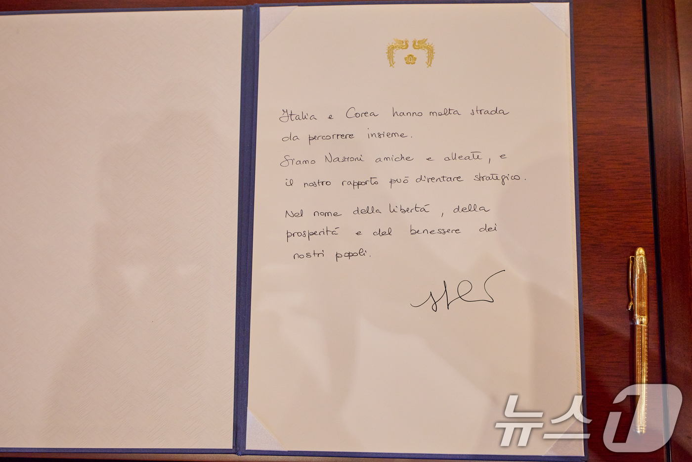 (서울=뉴스1) 허경 기자 = 조르자 멜로니 이탈리아 총리가 19일 청와대에서 방명록에 작성한 글. (청와대 제공. 재판매 및 DB 금지) 2026.1.19/뉴스1