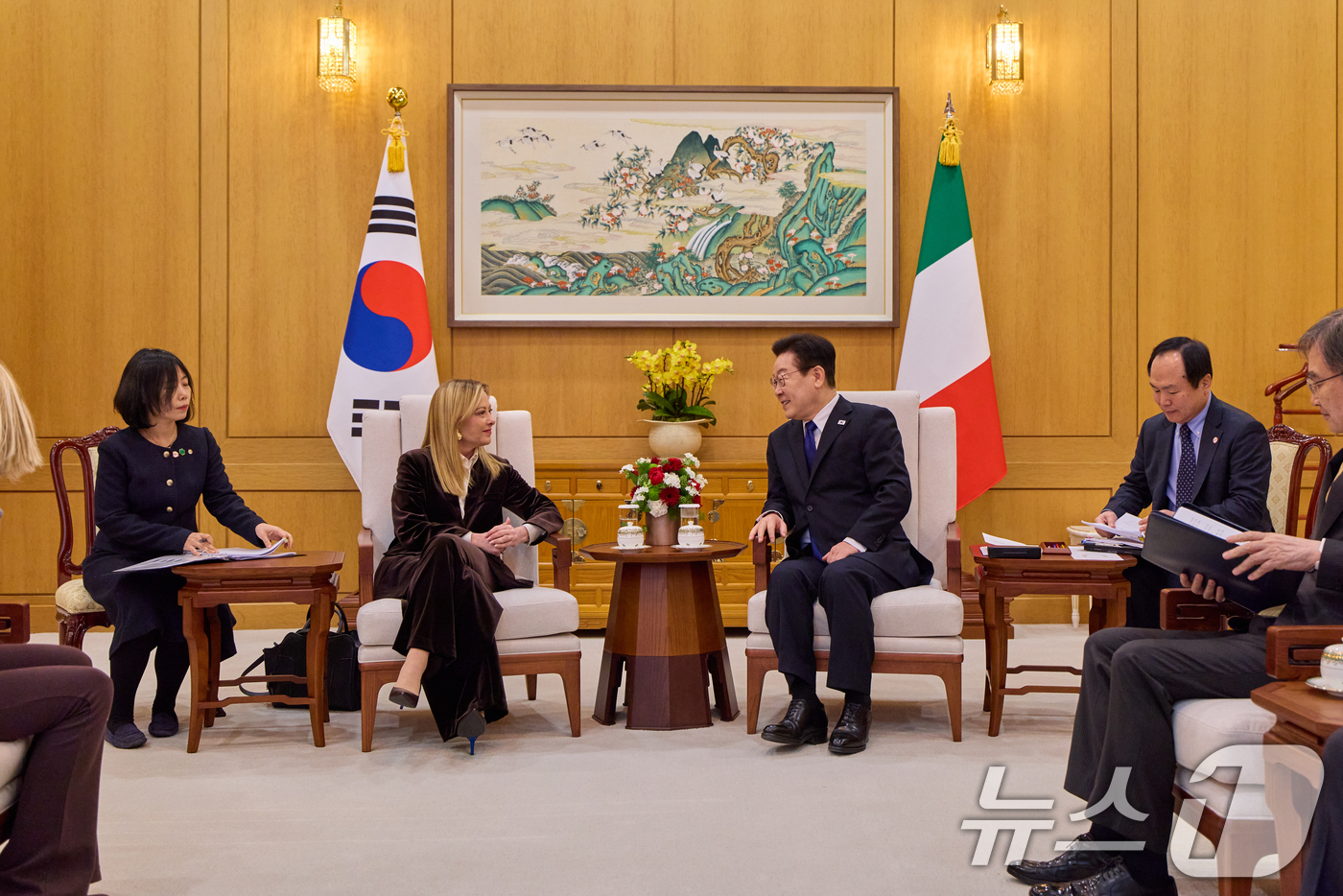 (서울=뉴스1) 허경 기자 = 이재명 대통령과 조르자 멜로니 이탈리아 총리가 19일 청와대에서 소인수회담을 하고 있다. (청와대 제공. 재판매 및 DB 금지) 2026.1.19/뉴 …