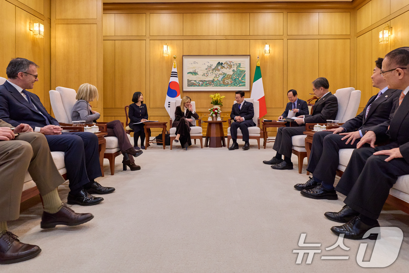 (서울=뉴스1) 허경 기자 = 이재명 대통령과 조르자 멜로니 이탈리아 총리가 19일 청와대에서 소인수회담을 하고 있다. (청와대 제공. 재판매 및 DB 금지) 2026.1.19/뉴 …