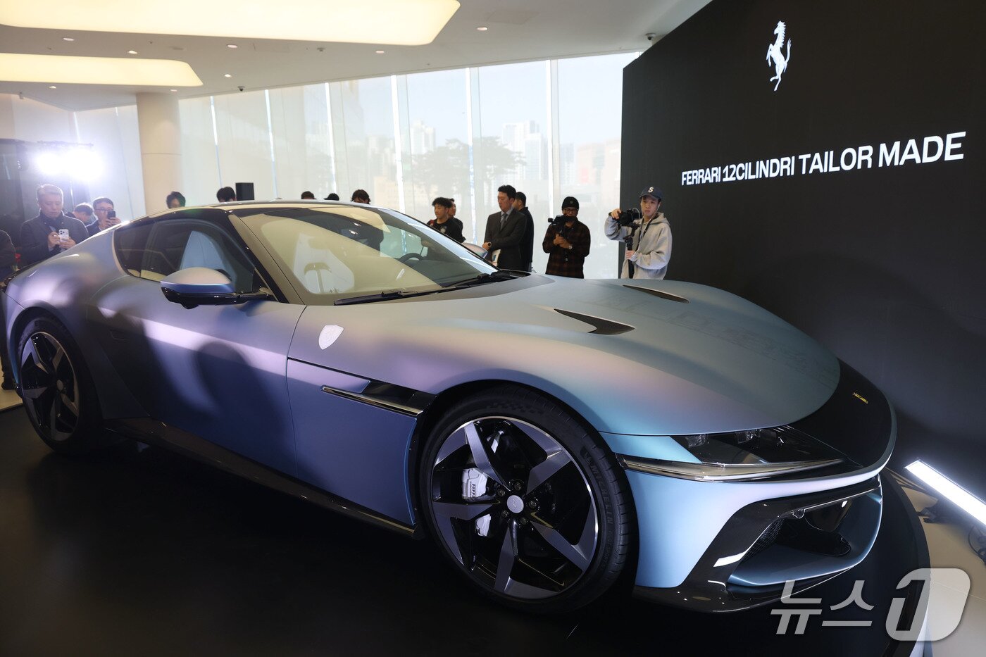 본문 이미지 - 페라리가 19일 오후 서울 서초구 반포 전시장에서 한국 시장을 위해 특별히 제작된 세상에 단 하나뿐인 페라리 12 칠린드리 테일러메이드를 공개하고 있다.ⓒ 뉴스1 이광호 기자 