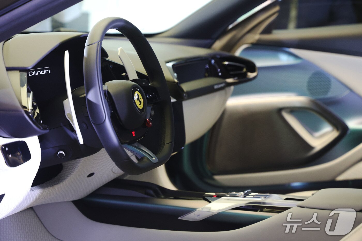 본문 이미지 -  페라리가 19일 오후 서울 서초구 반포 전시장에서 한국 시장을 위해 특별히 제작된 세상에 단 하나뿐인 페라리 12 칠린드리 테일러메이드를 공개하고 있다.ⓒ 뉴스1 이광호 기자.