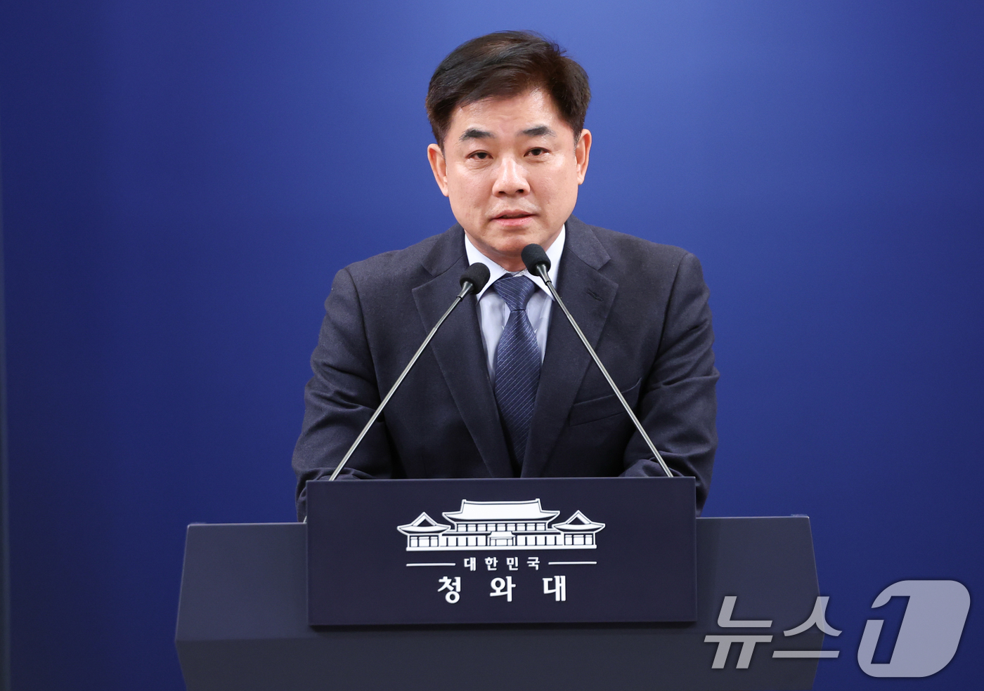 (서울=뉴스1) 허경 기자 = 김병욱 정무비서관이 19일 청와대 춘추관에서 사직 의사를 밝히고 있다. 2026.1.19/뉴스1