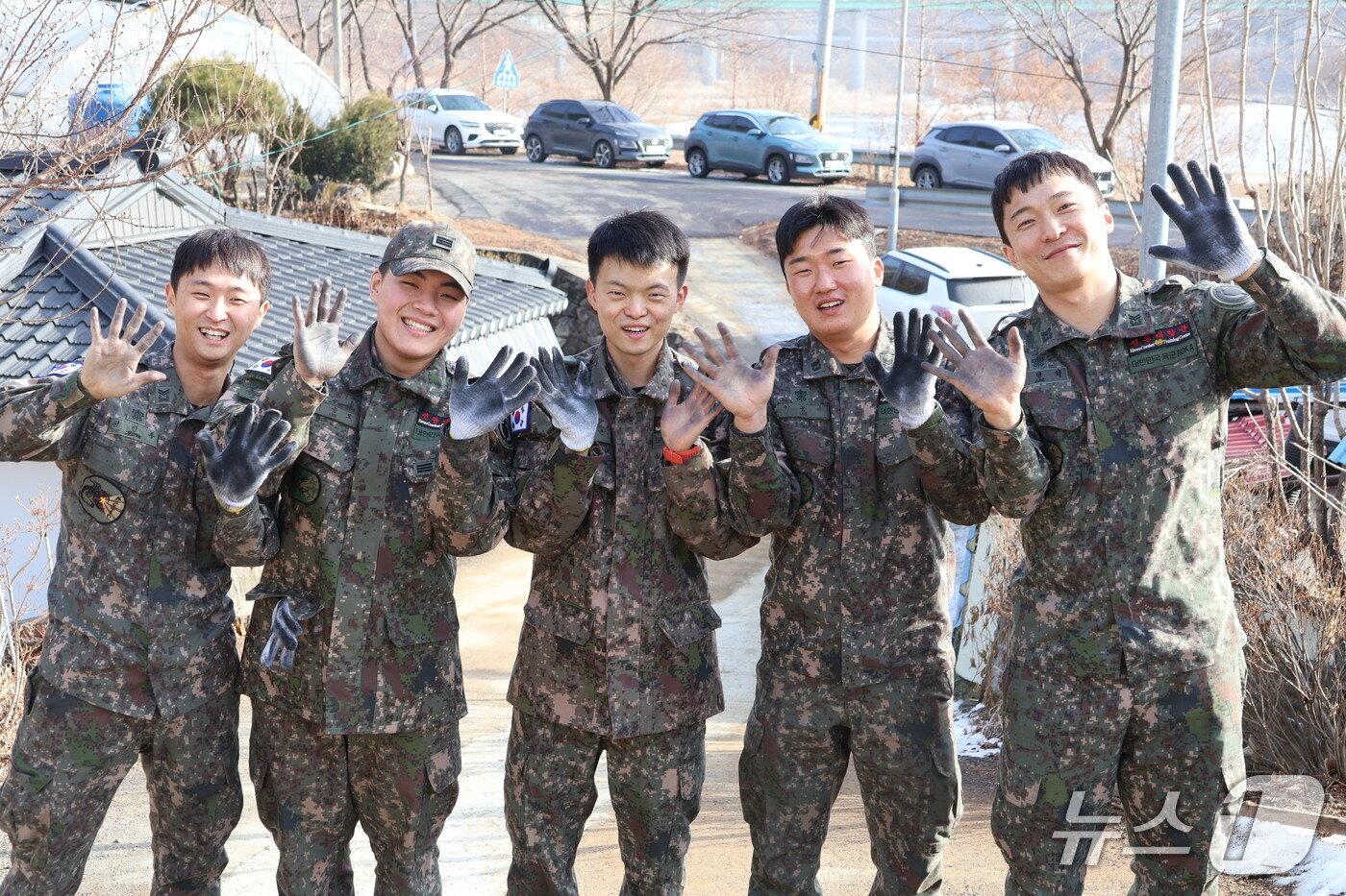 본문 이미지 - KCTC 전문대항군연대 전차중대 장병들이 인제군 남면 주민을 위해 연탄나눔봉사를 하고 있다.(육군과학화전투훈련단 제공. 재판매 및 DB금지)/뉴스1