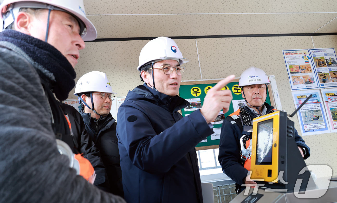 (세종=뉴스1) = 권창준 고용노동부 차관이 19일 오후 세종시 내 한국토지주택공사(LH)에서 발주한 공공주택 건설 현장을 살펴보고 있다. (고용부 제공. 재판매 및 DB 금지) …