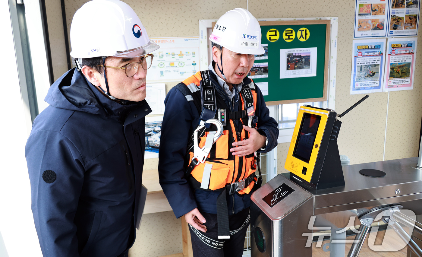 (세종=뉴스1) = 권창준 고용노동부 차관이 19일 오후 세종시 내 한국토지주택공사(LH)에서 발주한 공공주택 건설 현장을 살펴보고 있다. (고용부 제공. 재판매 및 DB 금지) …