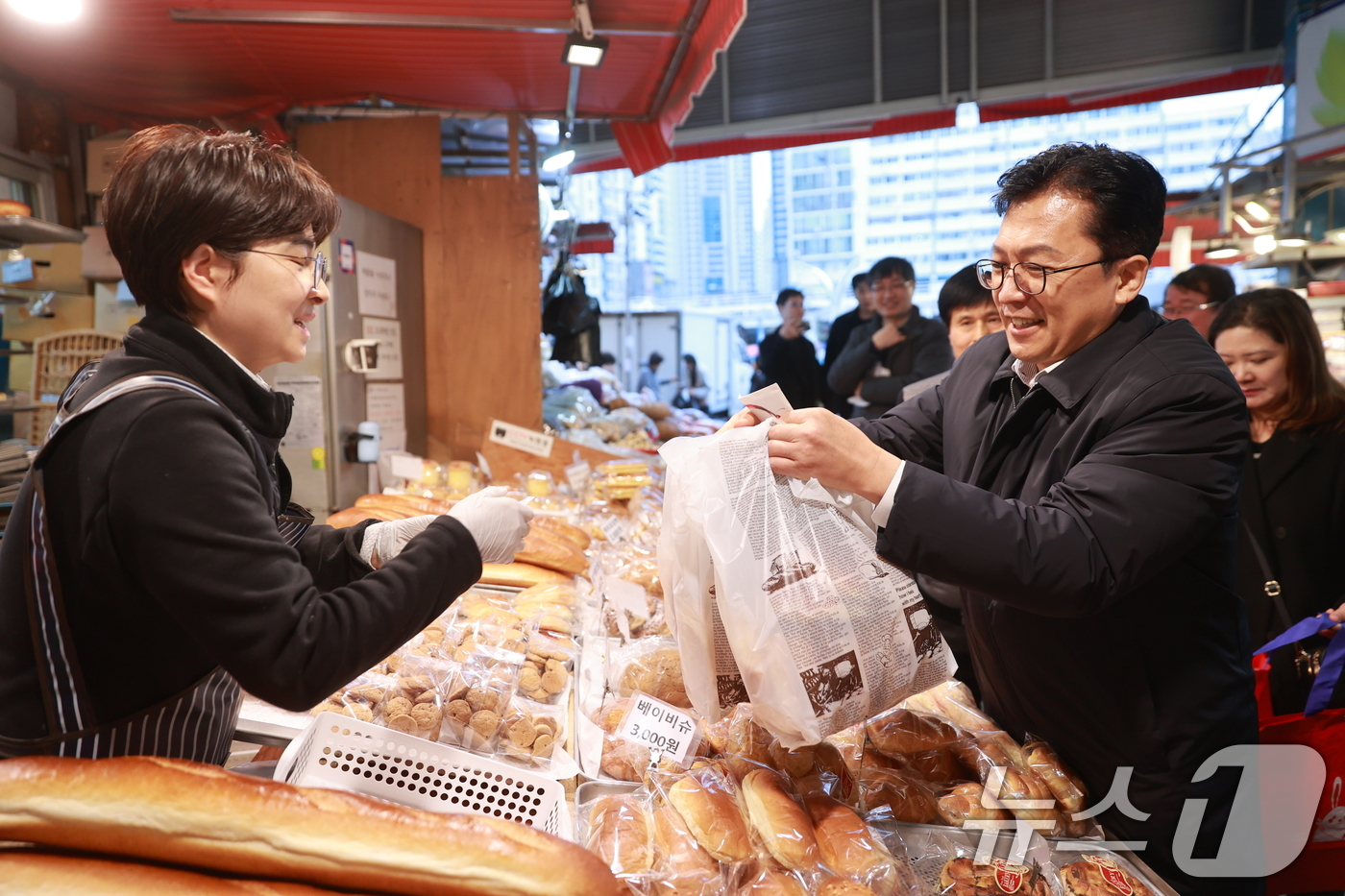 (부산=뉴스1) = 이병권 중소벤처기업부 제2차관이 19일 부산 부전마켓타운을 방문해 점포를 둘러보며 물품을 구매하고 있다. (중기부 제공. 재판매 및 DB 금지) 2026.1.1 …
