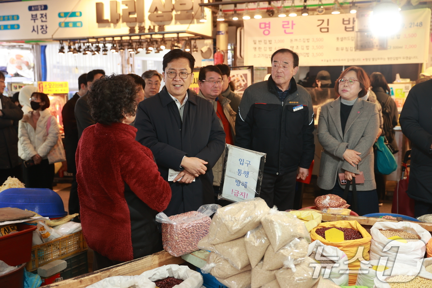 (부산=뉴스1) = 이병권 중소벤처기업부 제2차관이 19일 부산 부전마켓타운을 방문해 점포를 둘러보며 상인과 대화하고 있다. (중기부 제공. 재판매 및 DB 금지) 2026.1.1 …
