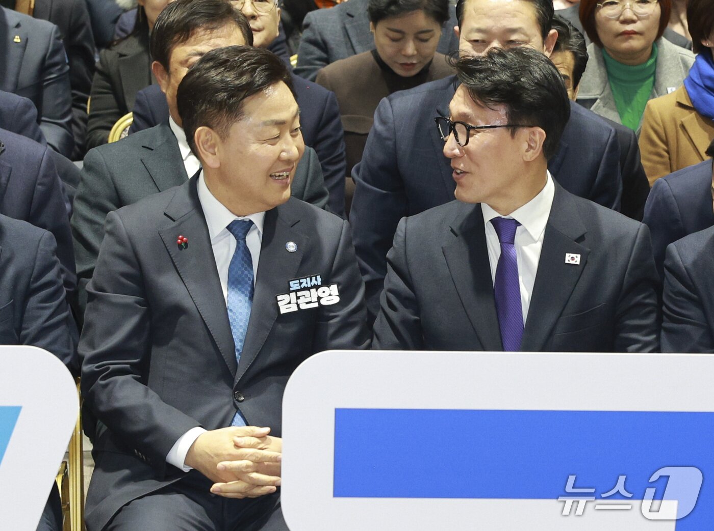 본문 이미지 -  19일 전북대학교 JBNU컨벤션센터에서 JC전북지구·전북특별자치도 초청의 'K-국정설명회'가 개최된 가운데 김민석 총리와 김관영 전북지사가 이야기를 나누고 있다.(전북도 제공. 재판매 및 DB금지)/뉴스1