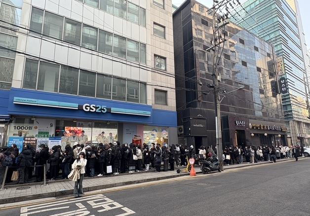 '두쫀쿠'보다 구하기 힘들다…요즘 대세는 '가상 아이돌' 굿즈