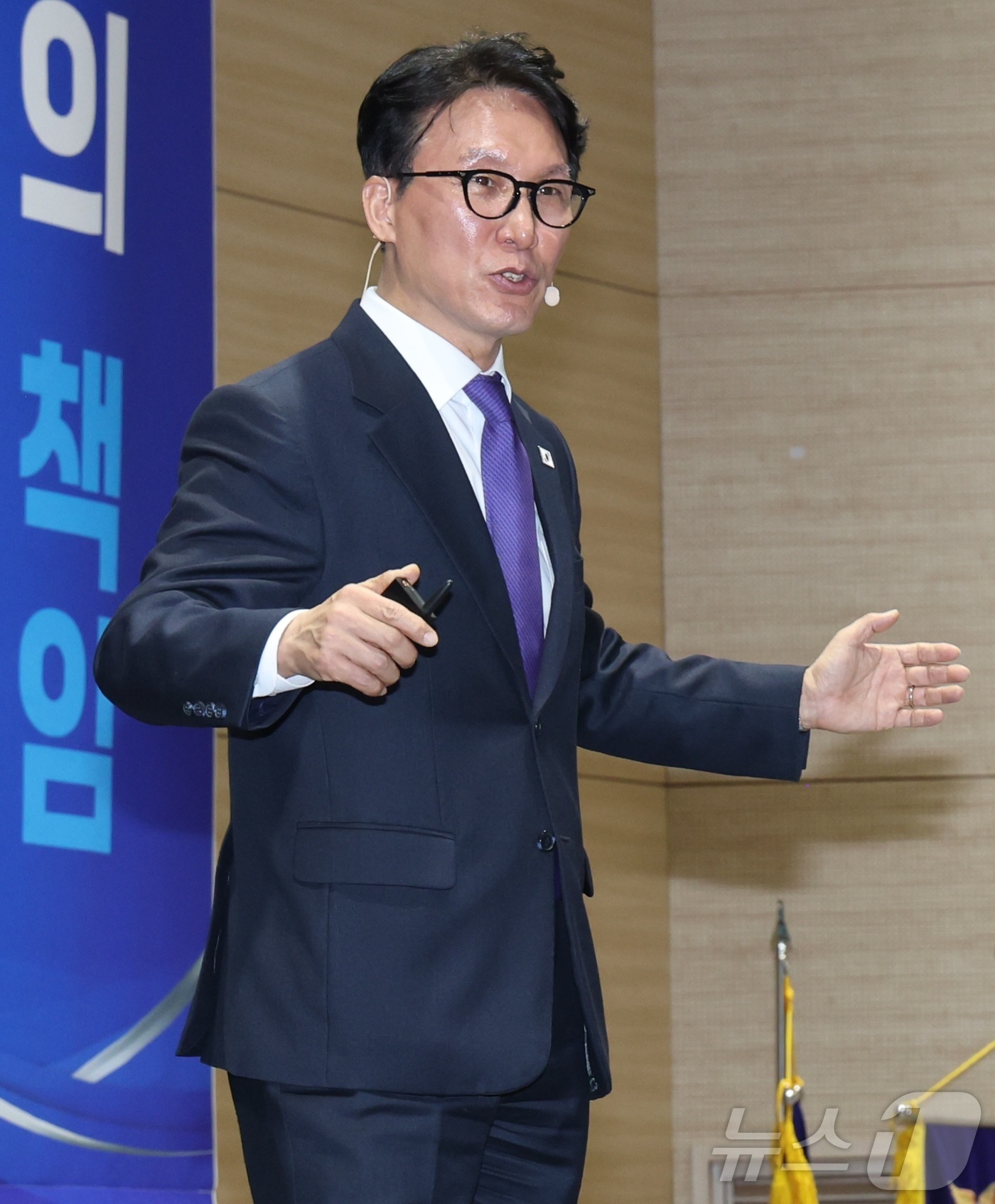 (전주=뉴스1) 전북사진기자단 = 김민석 국무총리가 19일 전북대학교 JBNU컨벤션센터에서 열린 'K-국정설명회'에서 특별강연을 펼치고 있다. 2026.1.19/뉴스1