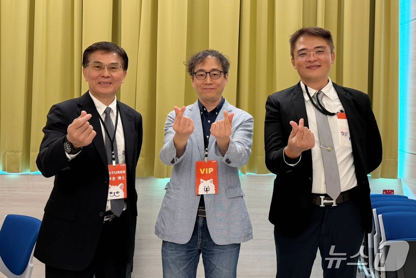 본문 이미지 - 2026 아시아동물임상의학포럼(FAAP)이 대만 타이중에서 열렸다. 김현욱 회장(가운데)이 아시아 수의사들과 기념사진을 찍고 있다. ⓒ 뉴스1