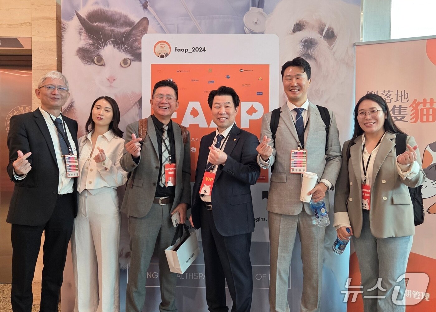 본문 이미지 - 2026 아시아동물임상의학포럼(FAAP)이 17일 대만 타이중에서 열렸다.  이영락 부산수의사회장(왼쪽 4번째)과 아시아 수의사들이 기념사진을 찍고 있다. ⓒ 뉴스1