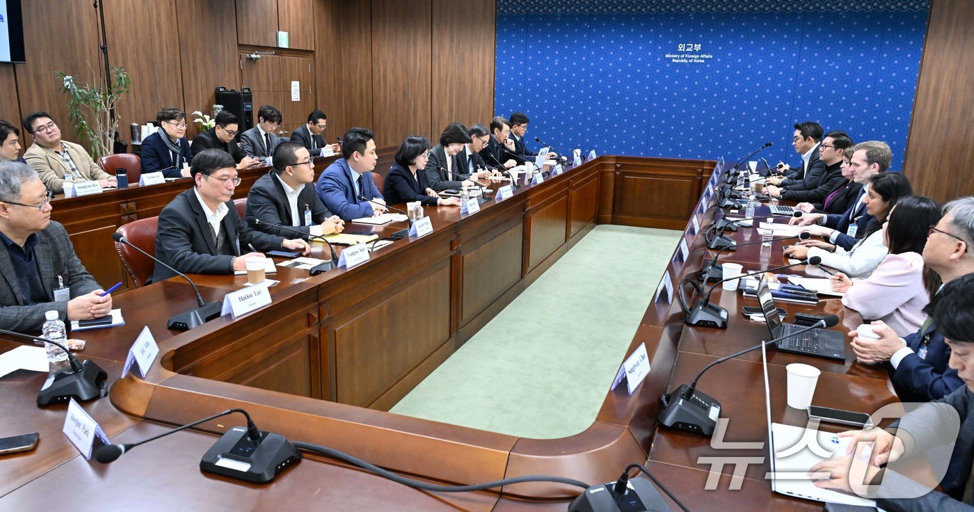 (서울=뉴스1) = 한민영 외교부 기후환경과학외교국장이 19일 서울 종로구 외교부에서 테일러 조던(Taylor Jordan) 미국 상무부 우주상업실장 겸 환경 관측·예측 차관보와 …