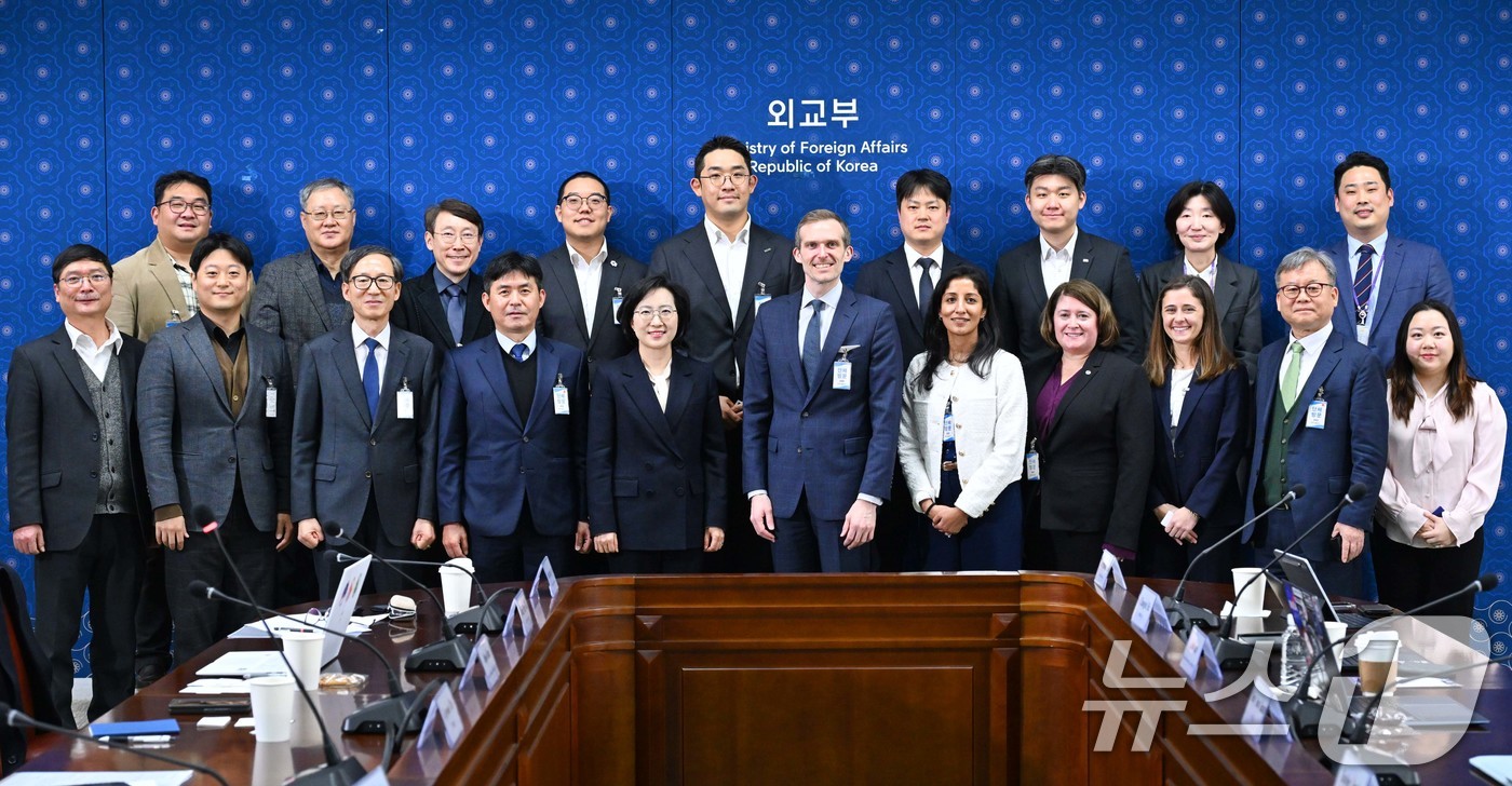 (서울=뉴스1) = 한민영 외교부 기후환경과학외교국장과 테일러 조던(Taylor Jordan) 미국 상무부 우주상업실장 겸 환경 관측·예측 차관보가 19일 서울 종로구 외교부에서 …