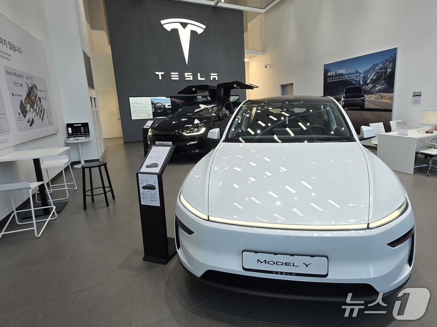 본문 이미지 - 서울 영등포구 소재 테슬라 여의도 스토어에 중형 전기 SUV '모델Y'(앞)와 준대형 전기 SUV '모델X'가 전시된 모습. 2026.01.11/뉴스1 김성식 기자 