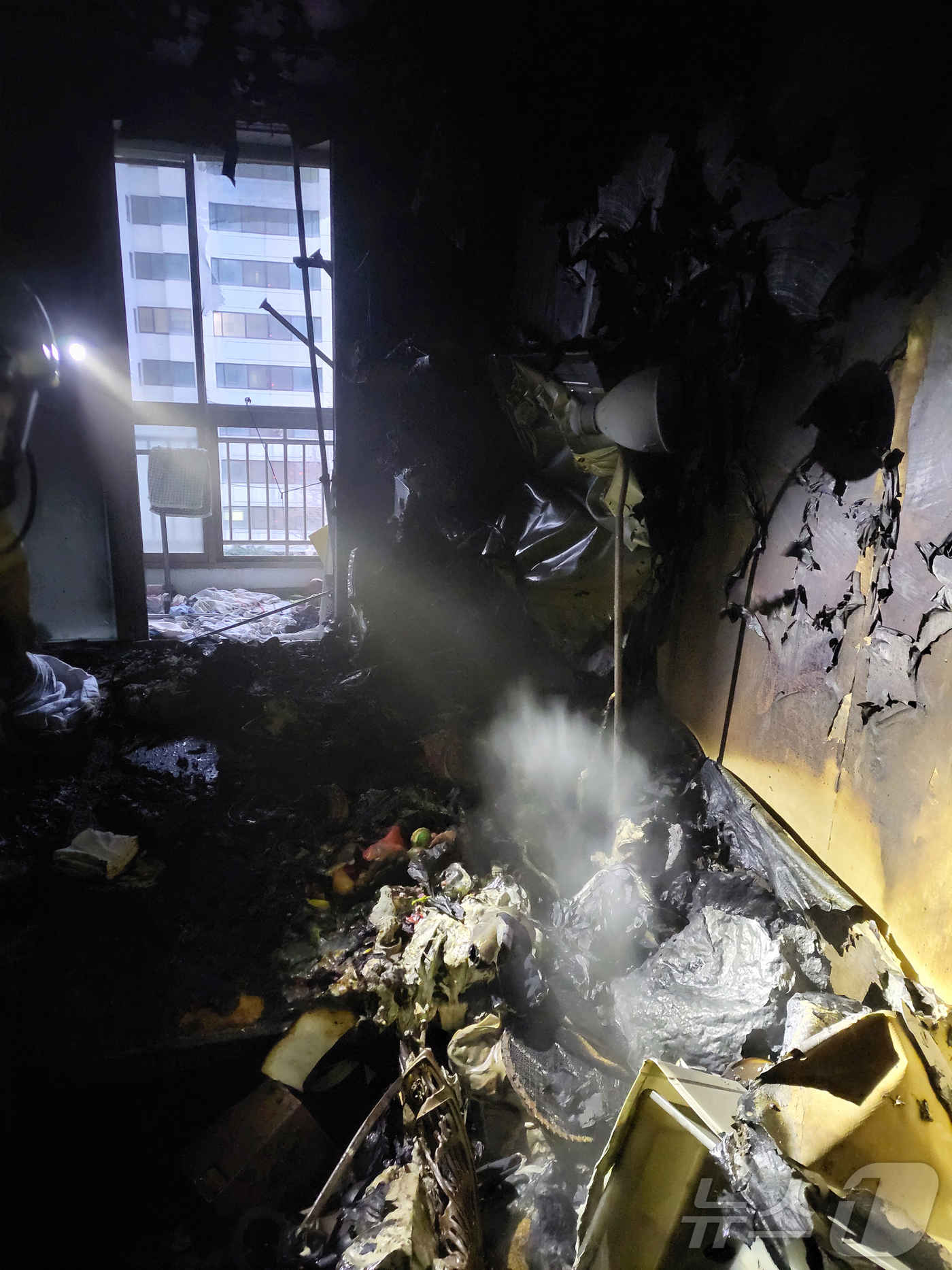 (광주=뉴스1) 이수민 기자 = 19일 오후 5시 23분쯤 전남 광양시 금호동의 한 아파트 6층에서 불이 나 소방대원들이 진화 작업을 하고 있다. (전남소방본부 제공. 재판매 및 …