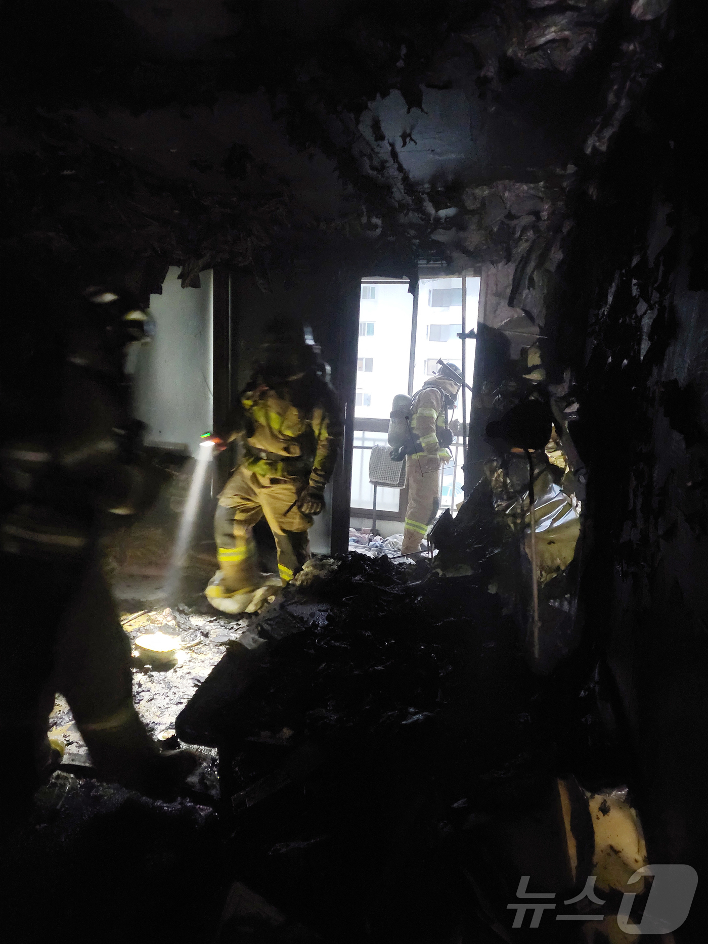 (광주=뉴스1) 이수민 기자 = 19일 오후 5시 23분쯤 전남 광양시 금호동의 한 아파트 6층에서 불이 나 소방대원들이 진화 작업을 하고 있다. (전남소방본부 제공. 재판매 및 …