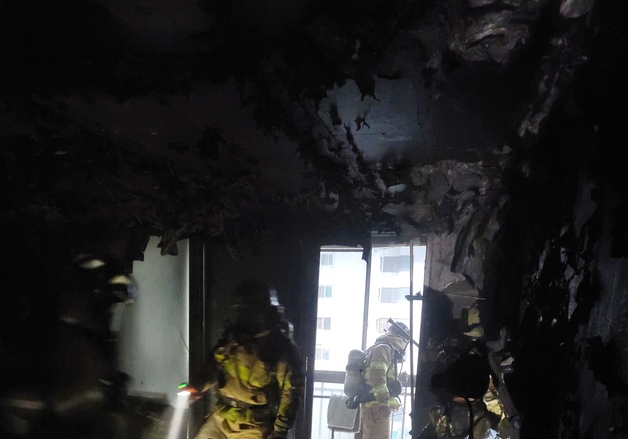 전남 광양 아파트 화재…진화 중인 소방대원