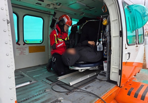 '초속 25m' 강풍 뚫고…제주 마라도서 뇌경색 환자 헬기 이송