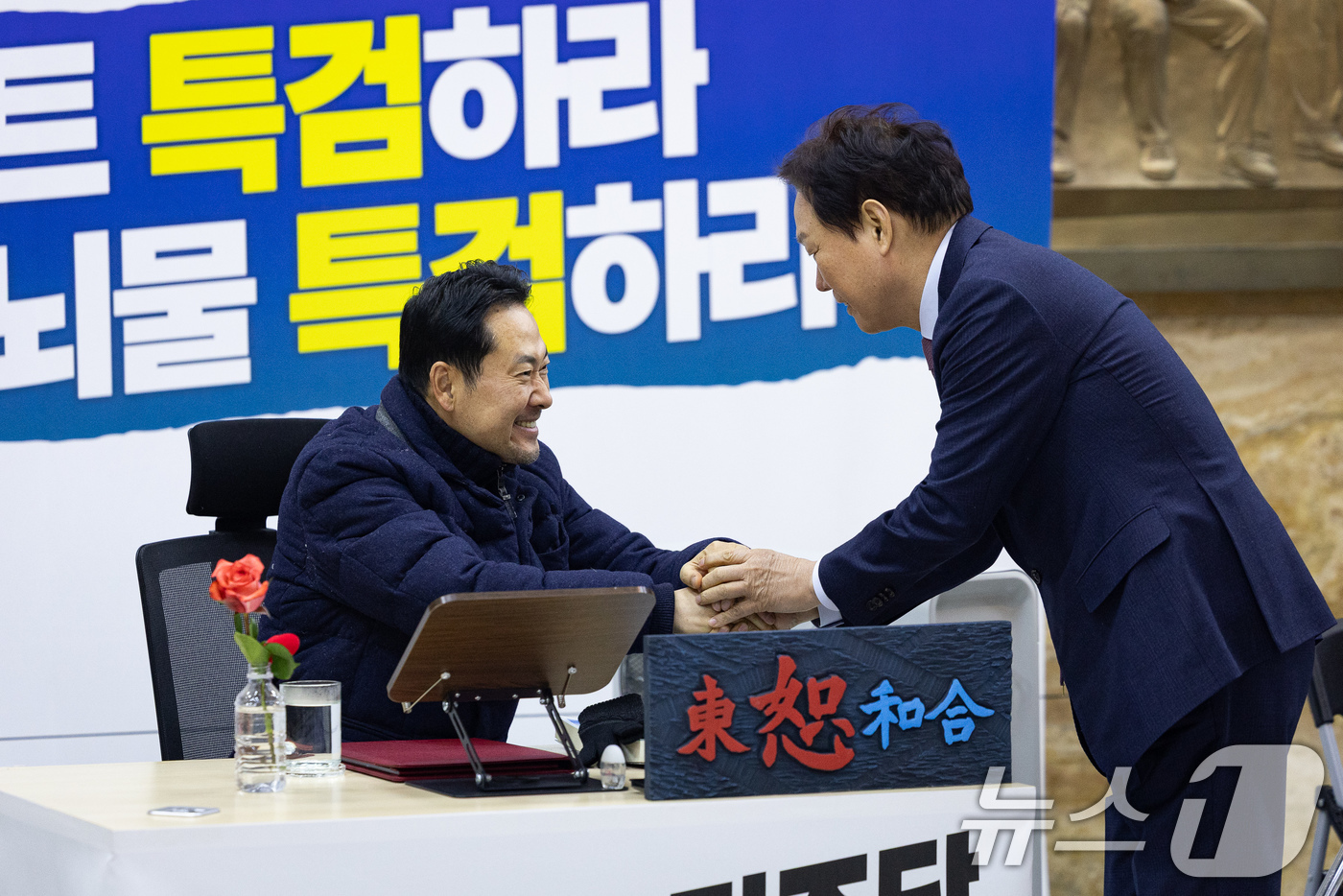 (서울=뉴스1) 유승관 기자 = 장동혁 국민의힘 대표가 19일 서울 여의도 국회 로텐더홀에 마련된 단식 농성장에서 박완수 경상남도지사를 접견하고 있다. 2026.1.19/뉴스1