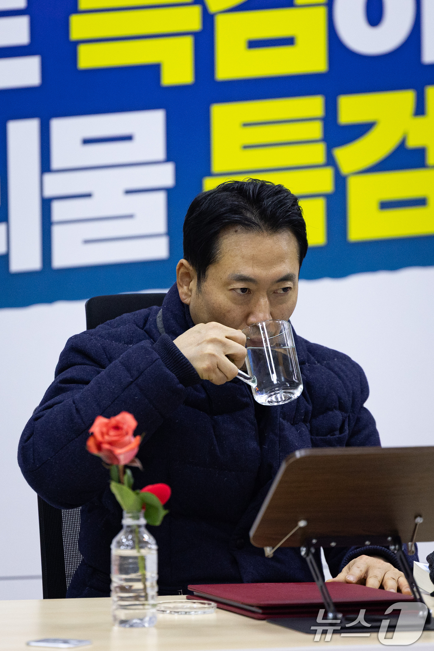 (서울=뉴스1) 유승관 기자 = 장동혁 국민의힘 대표가 19일 서울 여의도 국회 로텐더홀에 마련된 단식 농성장에서 물을 마시고 있다. 2026.1.19/뉴스1