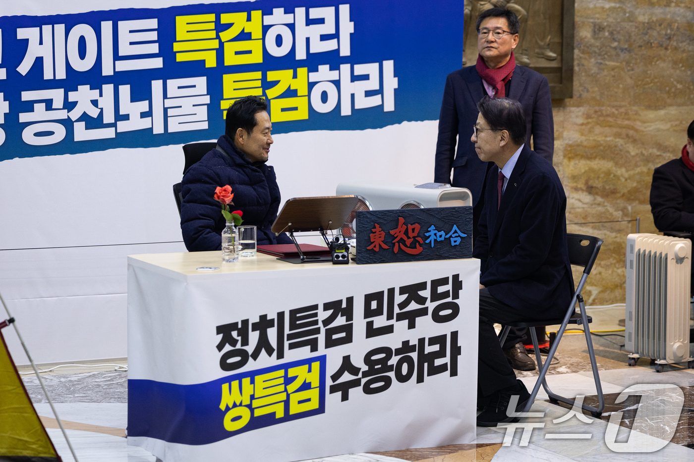 (서울=뉴스1) 유승관 기자 = 장동혁 국민의힘 대표가 19일 서울 여의도 국회 로텐더홀에 마련된 단식 농성장에서 박형준 부산시장을 접견하고 있다. 2026.1.19/뉴스1