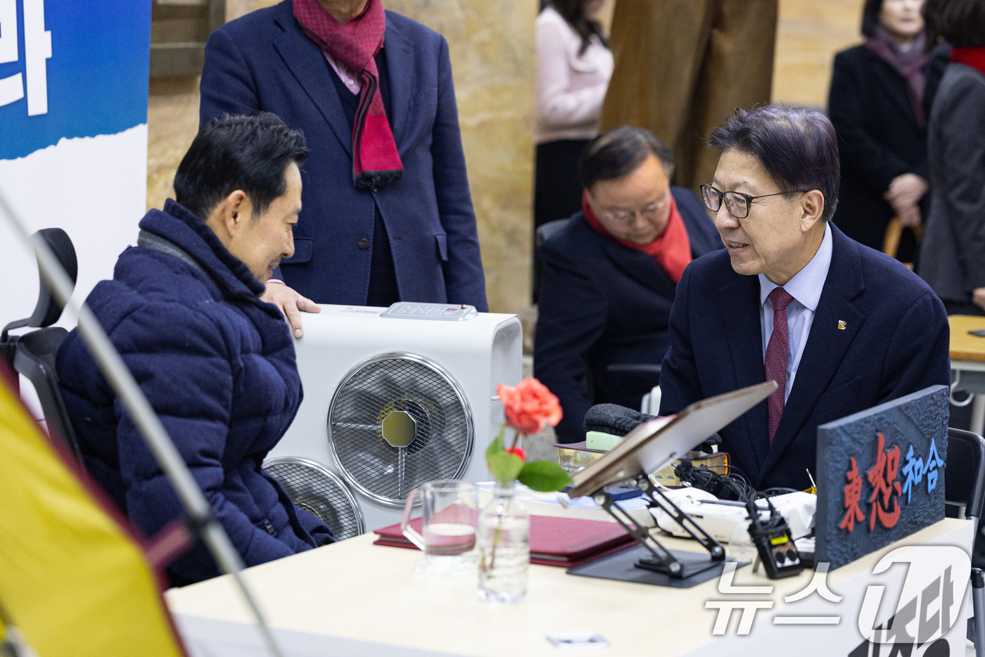 (서울=뉴스1) 유승관 기자 = 장동혁 국민의힘 대표가 19일 서울 여의도 국회 로텐더홀에 마련된 단식 농성장에서 박형준 부산시장을 접견하고 있다. 2026.1.19/뉴스1