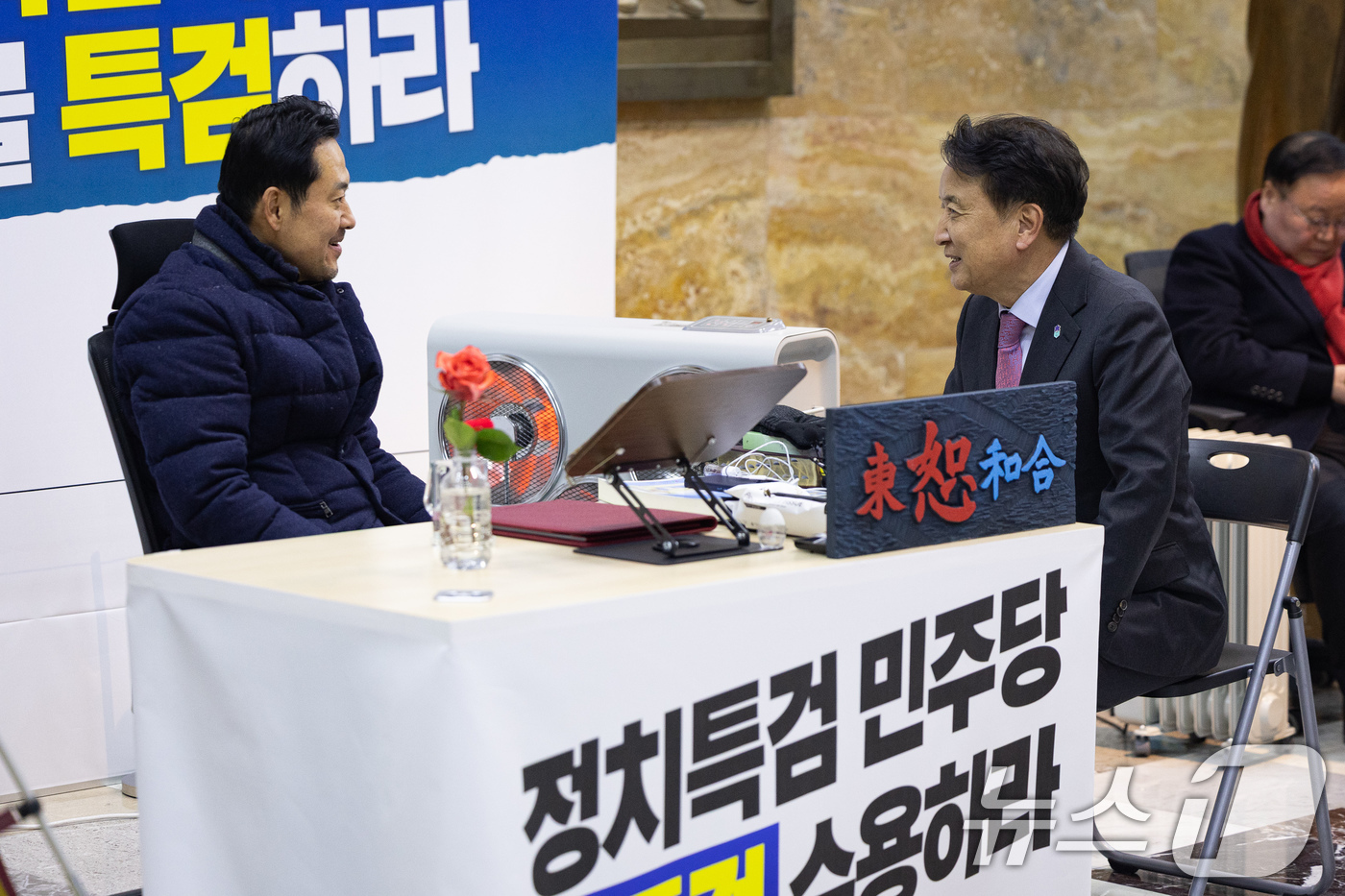 (서울=뉴스1) 유승관 기자 = 장동혁 국민의힘 대표가 19일 서울 여의도 국회 로텐더홀에 마련된 단식 농성장에서 김영환 충북지사를 접견하고 있다. 2026.1.19/뉴스1