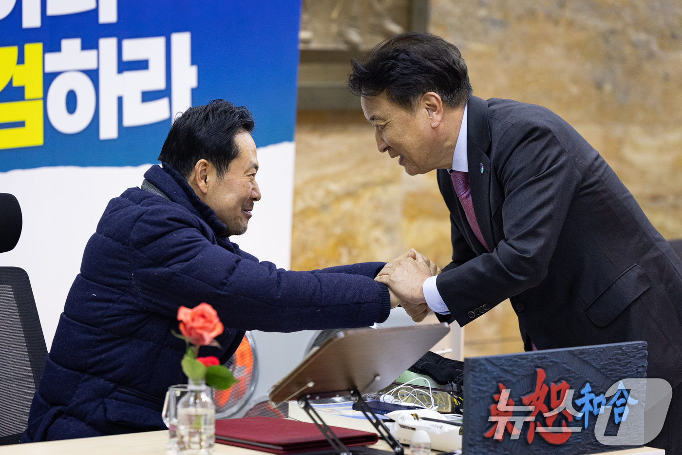 (서울=뉴스1) 유승관 기자 = 장동혁 국민의힘 대표가 19일 서울 여의도 국회 로텐더홀에 마련된 단식 농성장에서 김영환 충북지사를 접견하고 있다. 2026.1.19/뉴스1