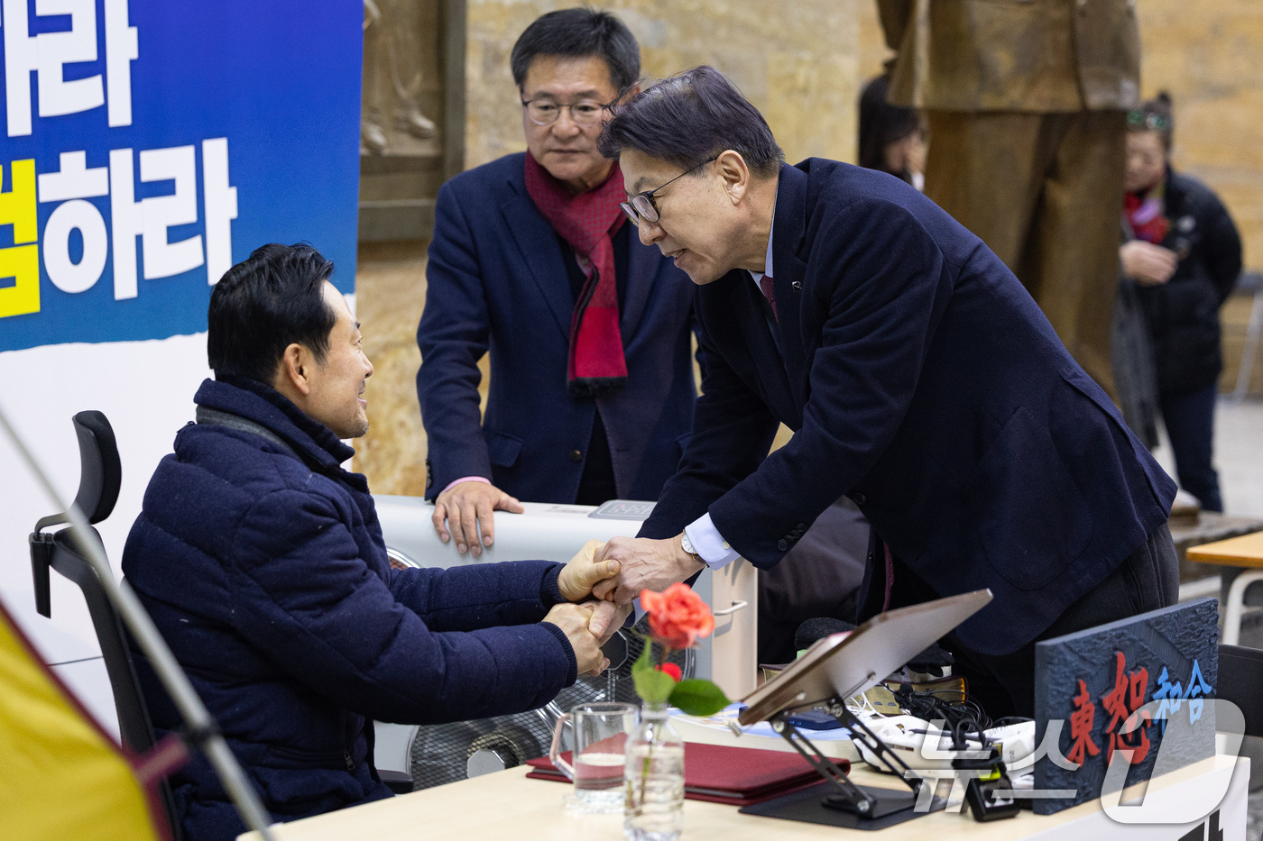 (서울=뉴스1) 유승관 기자 = 장동혁 국민의힘 대표가 19일 서울 여의도 국회 로텐더홀에 마련된 단식 농성장에서 박형준 부산시장을 접견하고 있다. 2026.1.19/뉴스1