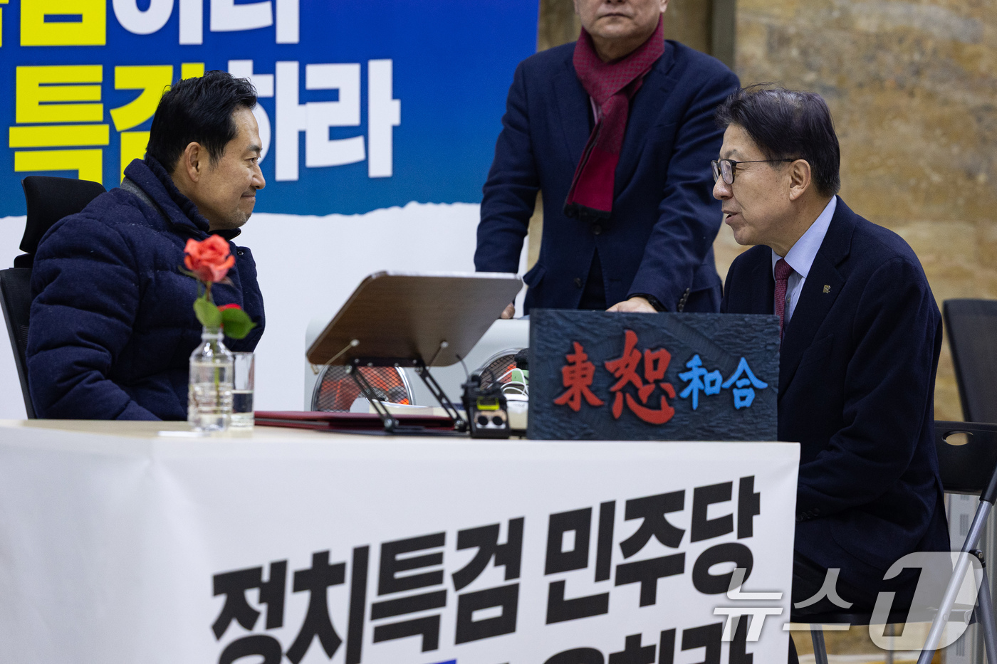 (서울=뉴스1) 유승관 기자 = 장동혁 국민의힘 대표가 19일 서울 여의도 국회 로텐더홀에 마련된 단식 농성장에서 박형준 부산시장을 접견하고 있다. 2026.1.19/뉴스1