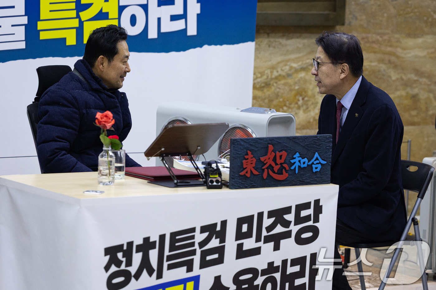 (서울=뉴스1) 유승관 기자 = 장동혁 국민의힘 대표가 19일 서울 여의도 국회 로텐더홀에 마련된 단식 농성장에서 박형준 부산시장을 접견하고 있다. 2026.1.19/뉴스1