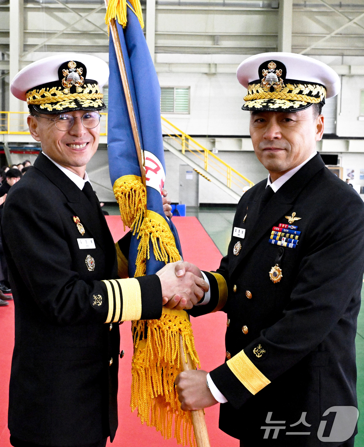 (포항=뉴스1) 최창호 기자 = 김경률 해군작전사령관(왼쪽)이 19일 경북 포항 해군항공사령부에서 열린 제4대 해군항공사령관 취임식에서 신임 사령관인 조영상 제독(준장)에게 부대기 …