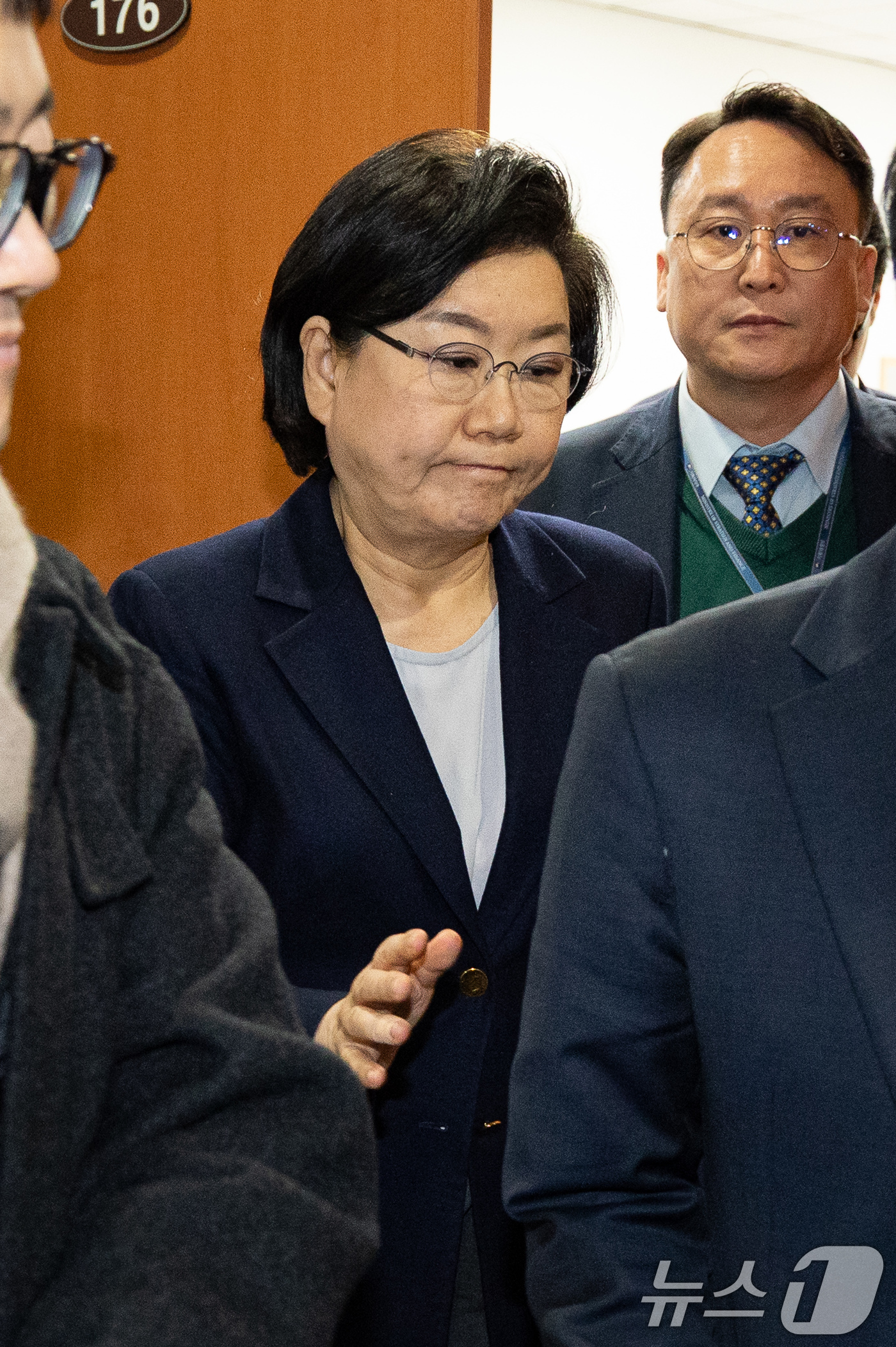 (서울=뉴스1) 유승관 기자 = 이혜훈 기획예산처 장관 후보자가 19일 서울 여의도 국회에서 인사청문회 개회를 기다리며 본청 내부를 이동하고 있다. 2026.1.19/뉴스1