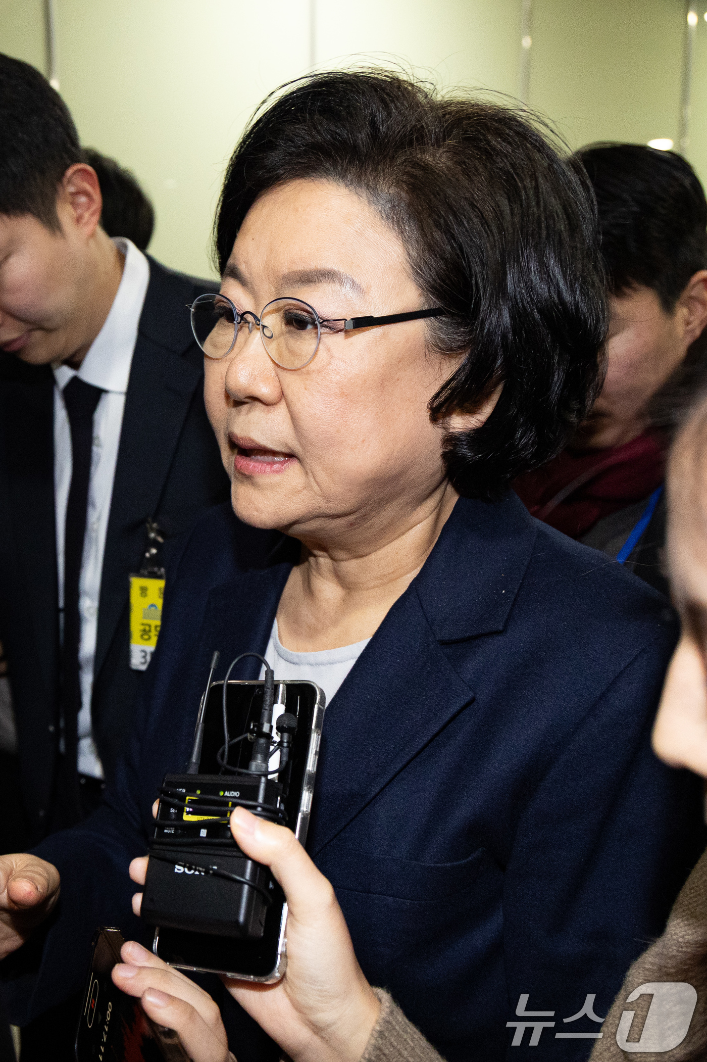 (서울=뉴스1) 유승관 기자 = 이혜훈 기획예산처 장관 후보자가 19일 서울 여의도 국회에서 인사청문회 개회를 기다리며 본청 내부를 이동하고 있다. 2026.1.19/뉴스1