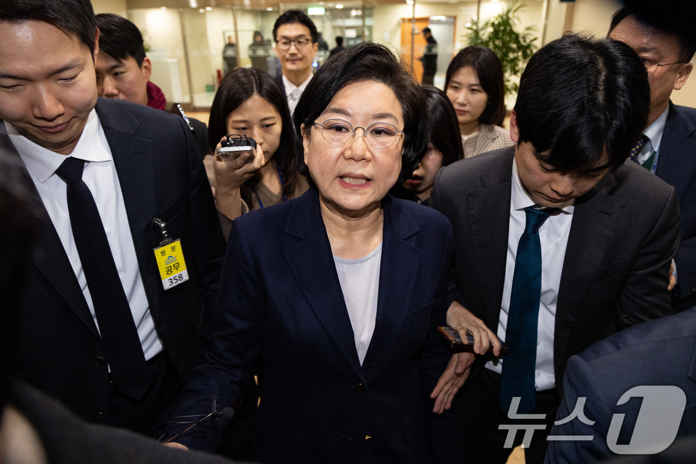 (서울=뉴스1) 유승관 기자 = 이혜훈 기획예산처 장관 후보자가 19일 서울 여의도 국회에서 인사청문회 개회를 기다리며 본청 내부를 이동하고 있다. 2026.1.19/뉴스1