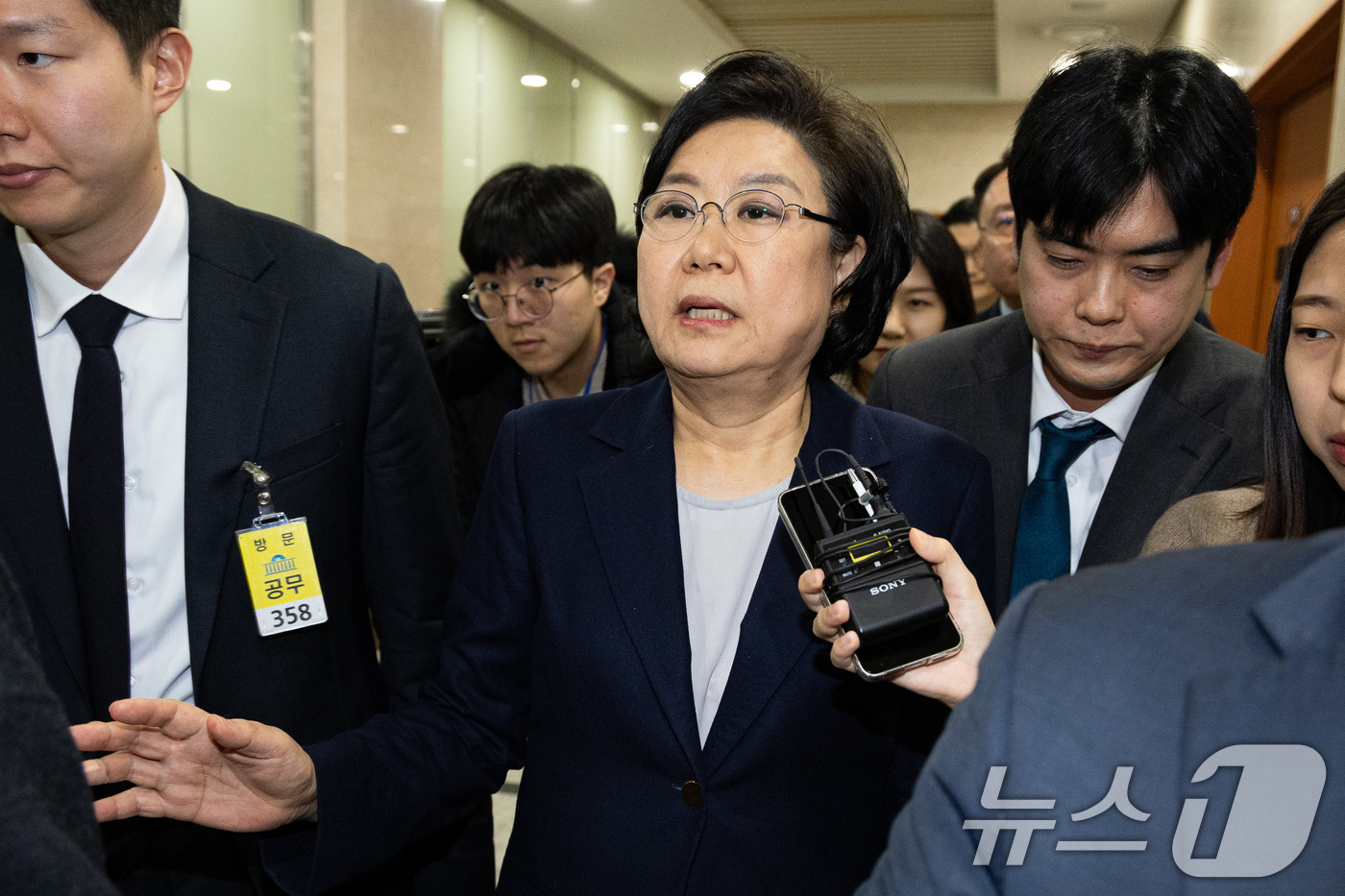 (서울=뉴스1) 유승관 기자 = 이혜훈 기획예산처 장관 후보자가 19일 서울 여의도 국회에서 인사청문회 개회를 기다리며 본청 내부를 이동하고 있다. 2026.1.19/뉴스1