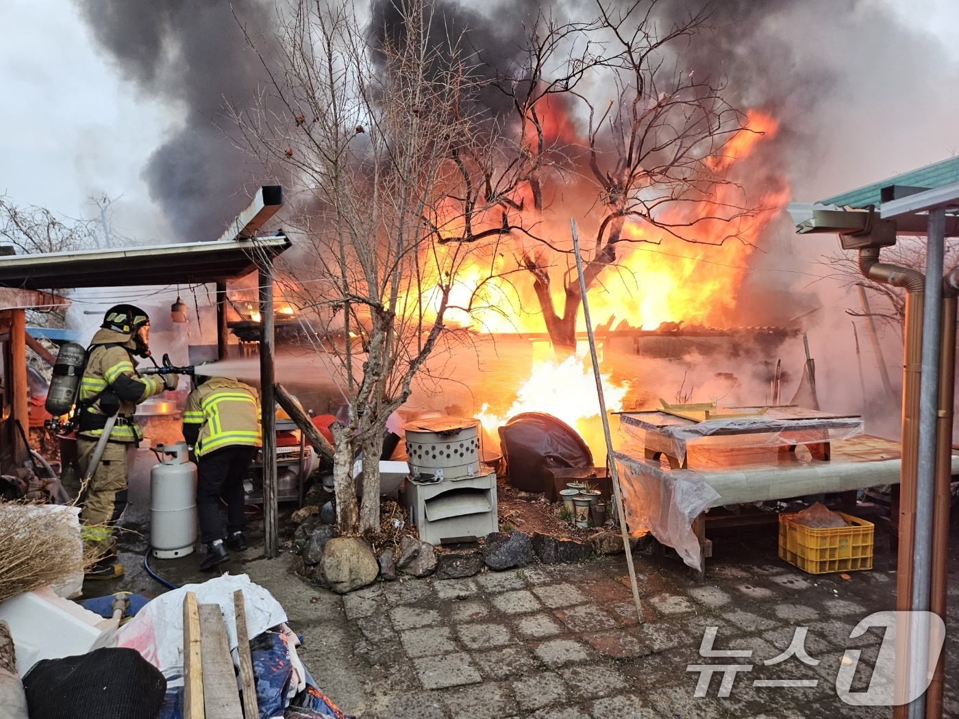 (광주=뉴스1) 이수민 기자 = 19일 2시 15분쯤 여수국가산단 한 화학공장서 화재가 발생해 소방대원들이 진화하고 있다. (전남소방본부 제공. 재판매 및 DB금지) 2026.1. …