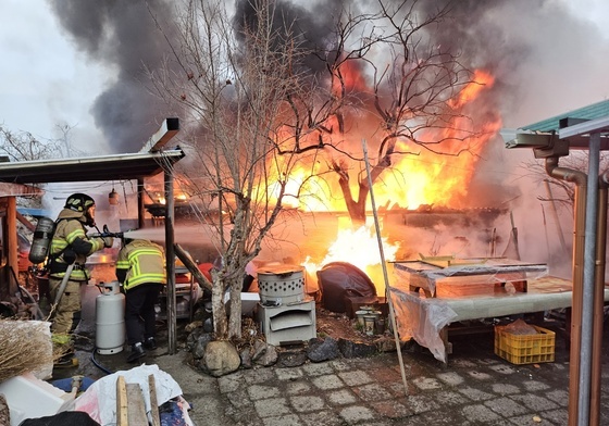 여수 국가산단 화학공장서 화재…2명 화상(종합)